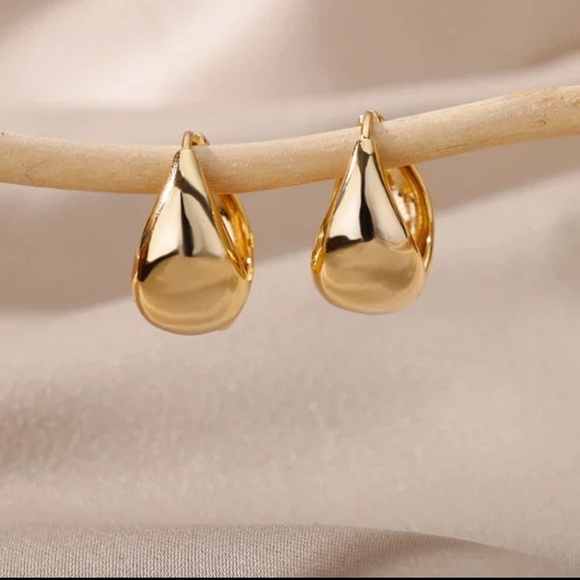 NWT 18k GOLD PLATED Small HOOP EARRINGS - Picture 6 of 6